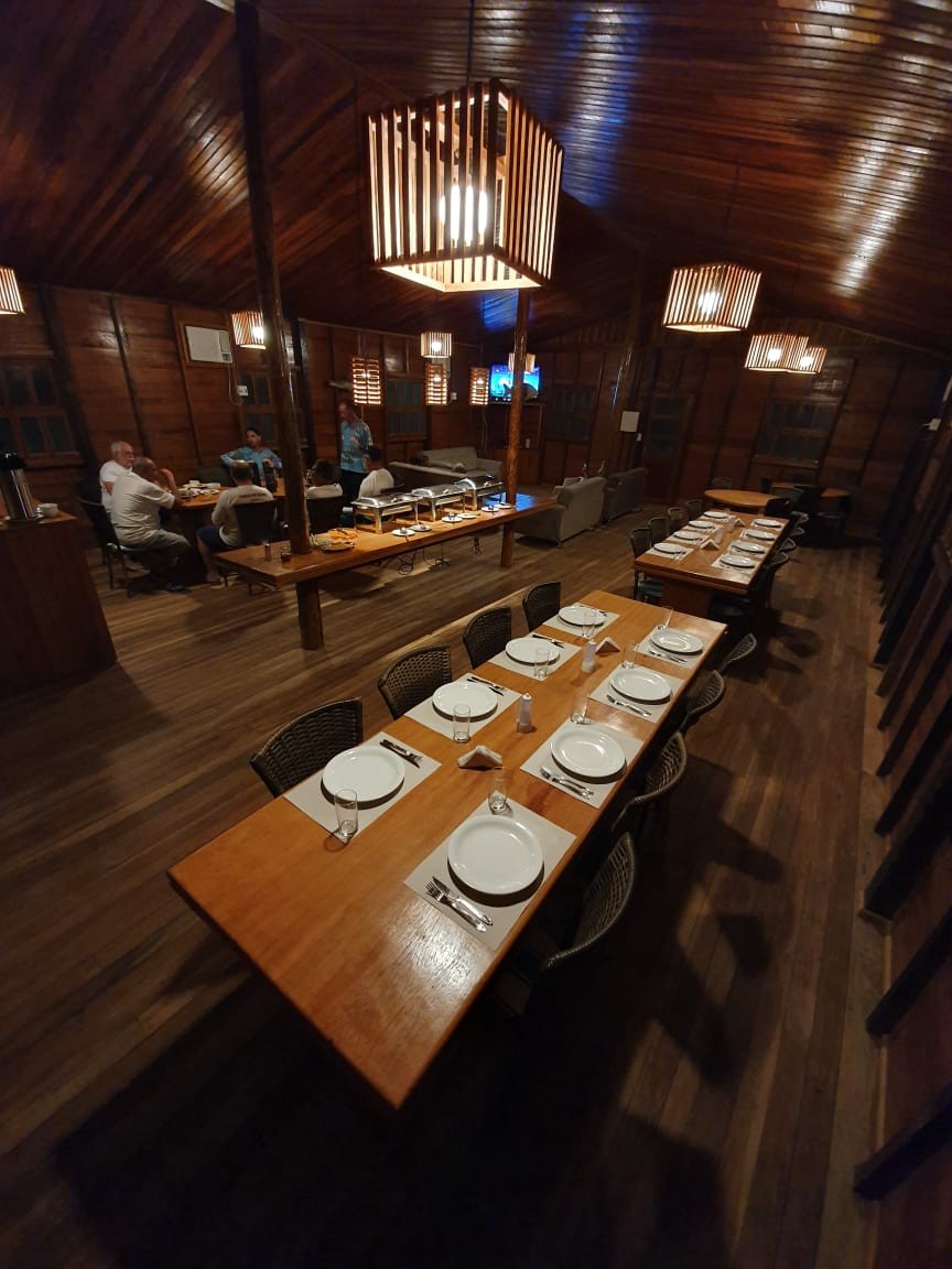Sala de jantar da pousada Sucunduri mostrando as mesas com os pratos e talheres nas mesas