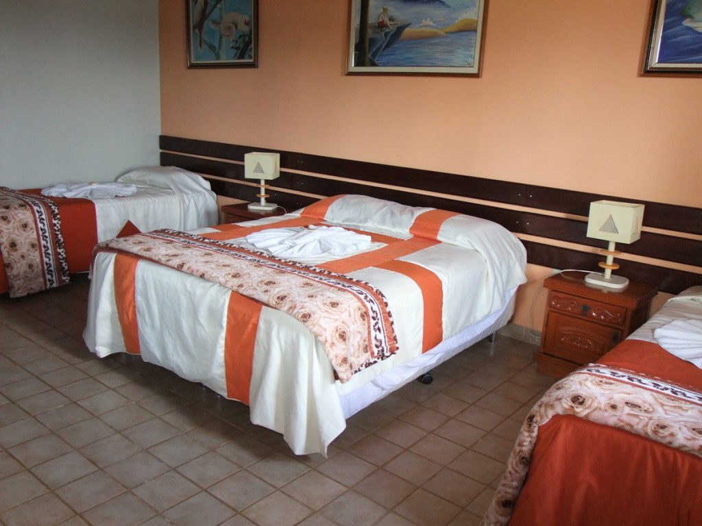 Quarto da pousada Xingu mostrando cama de casal