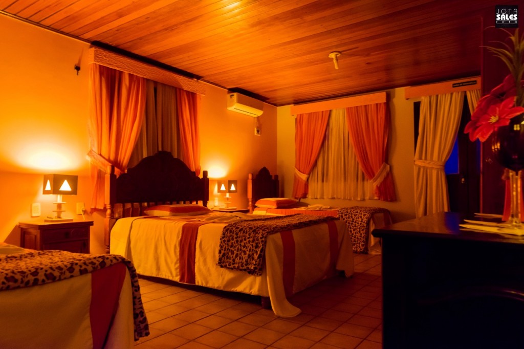 Quarto da pousada Xingu mostrando quarto iluminado com as camas