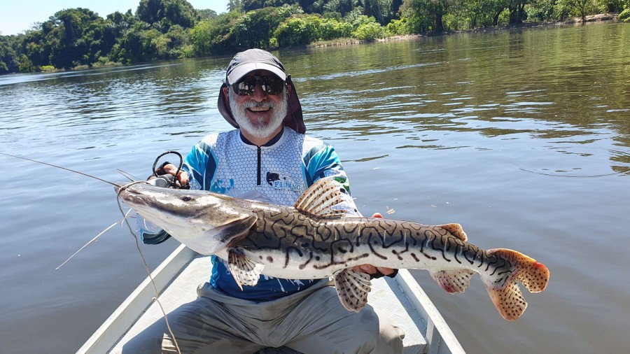 Amigo francês mostrando o belo caparari que ele pescou