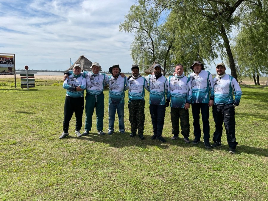 Grupo de amigos pescando na Argentina na pousada Casablanca
