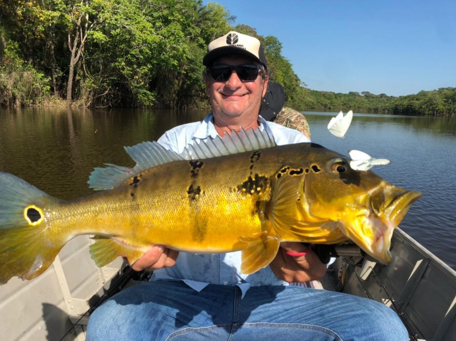 pescador com tucunaré