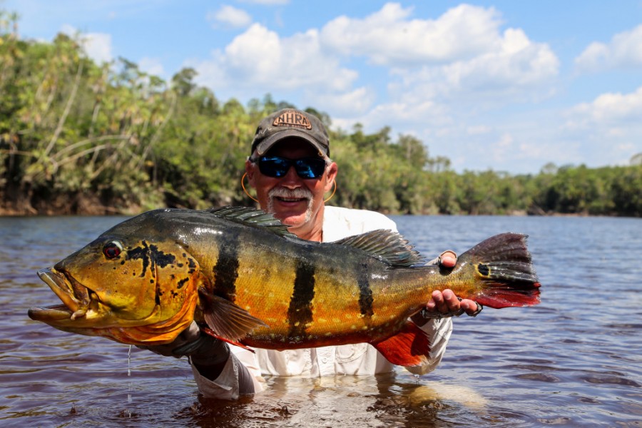 Cliente mostrando seu troféu - um  tucunaré-açu pescado no Rio Marie / Anglers showing the huge peacock bass he caught at Mareie River