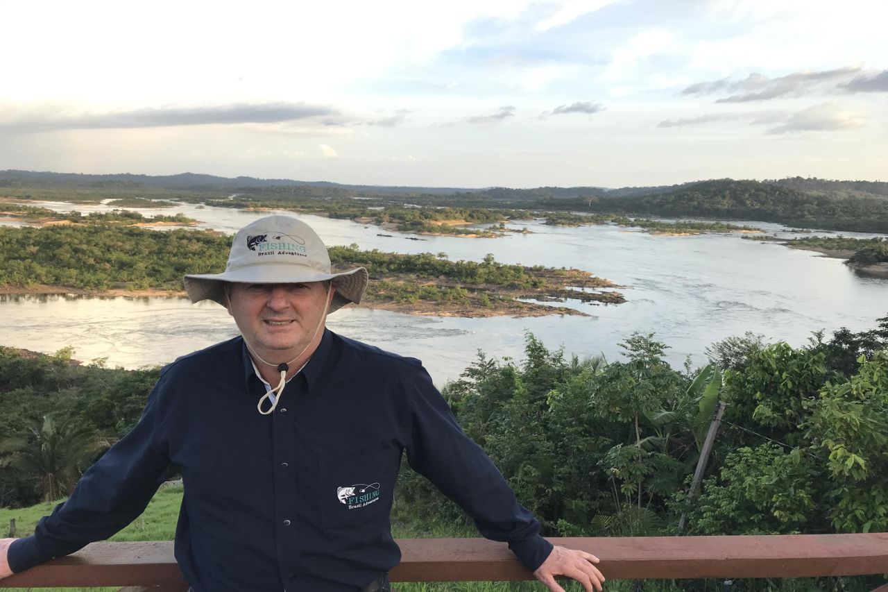 Ilde Borella, sócio da Fishing Brazil Adventures, no deck da pousada Rio Xingu, com o rio ao fundo / Ilde Borella, partner at Fishing Brazil Adventures, on the deck of the Rio Xingu guesthouse, with the river in the background