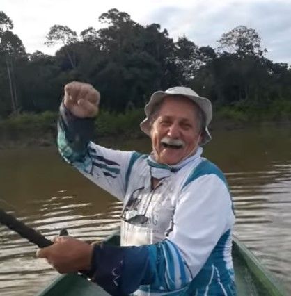 Clarindo, sócio da Fishing Brasil Adventures pescando uma pirarara em Roraima / Angler showing the redtail catfish he just caught