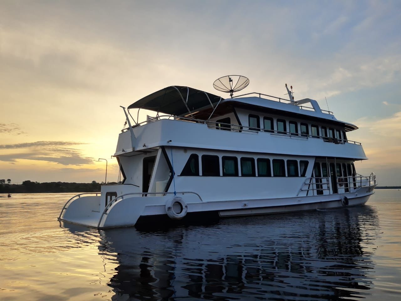 Barco hotel Julyana ao entardecer